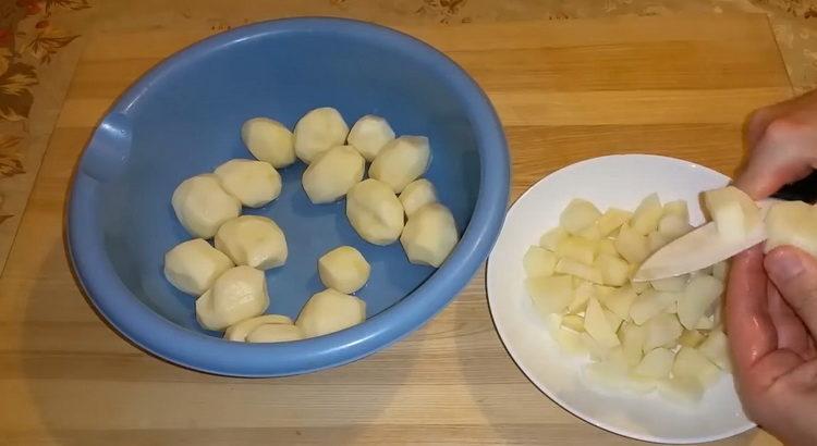 Preparare le patate per cucinare