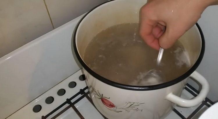 Prepara gli ingredienti per cucinare.