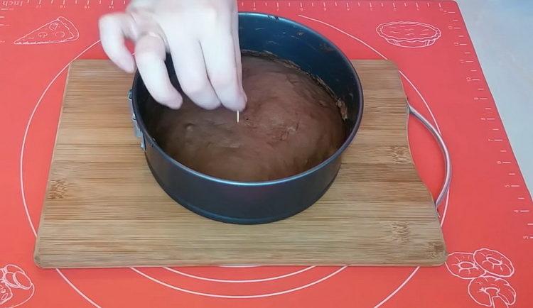 Per fare una torta, controlla la prontezza della torta