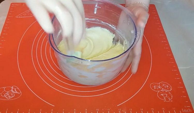 Prepara un impasto per fare una torta