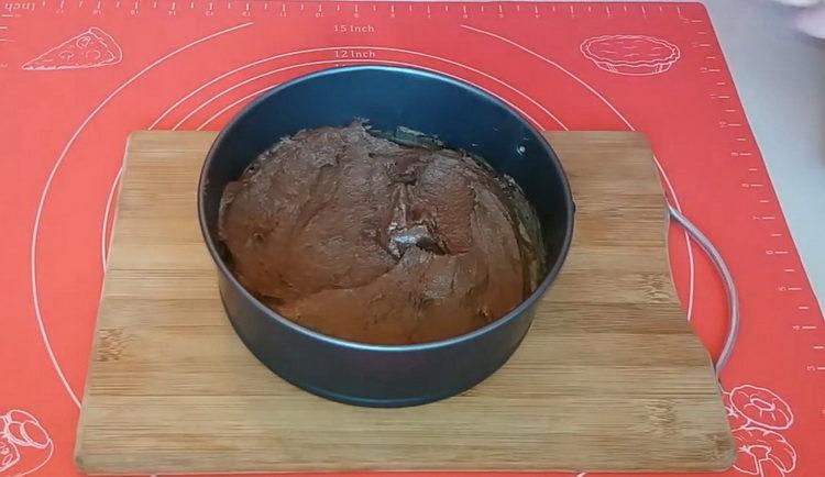 Per preparare la torta, metti l'impasto nello stampo