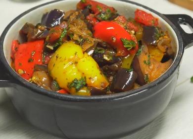 Sauté gustoso e saporito di melanzane