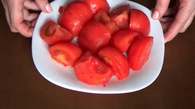 Prepara gli ingredienti per cucinare.