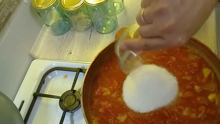 manda sale e zucchero nella padella