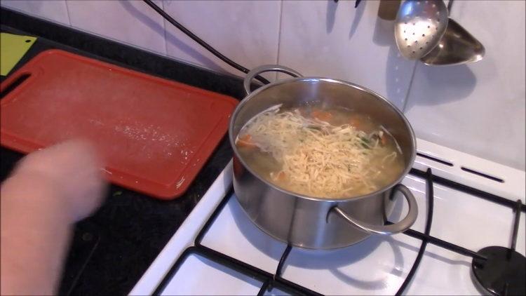 Aggiungi le tagliatelle per cucinare