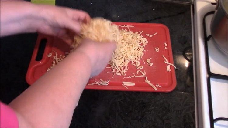 Per preparare il piatto, tagliare l'impasto