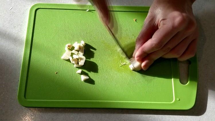 Prepara gli ingredienti per cucinare.