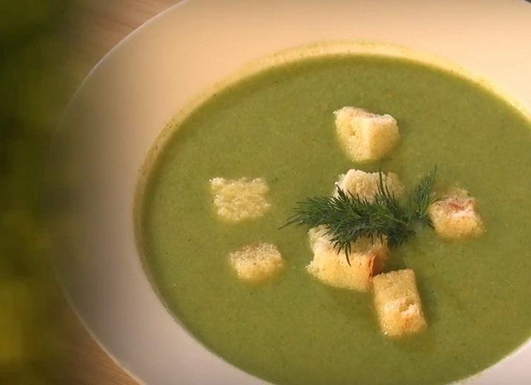 zuppa di purea di broccoli e cavolfiore pronta