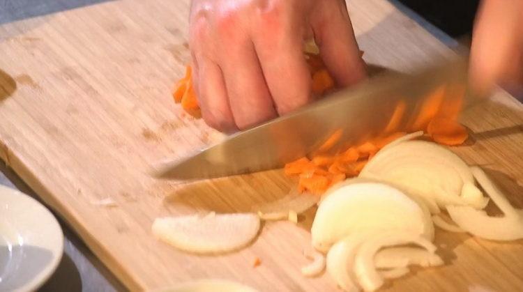 Prepara gli ingredienti per cucinare.