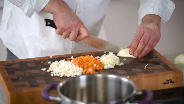 Prepara gli ingredienti per cucinare.