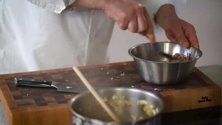 Macina lo stufato per preparare il pasto