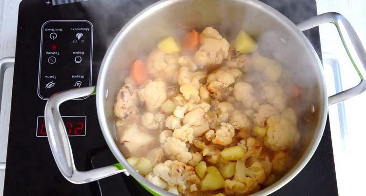 Prepara gli ingredienti per cucinare.