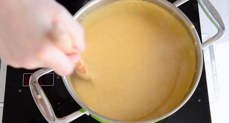 la zuppa con cavolfiore e patate è pronta