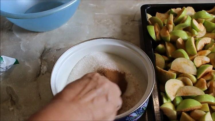 Aggiungi la cannella alle mele per cucinare