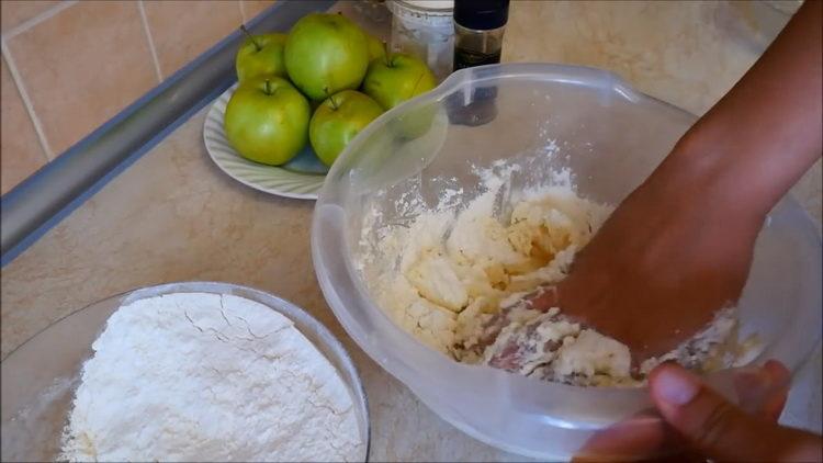 Mescola gli ingredienti per cucinare.