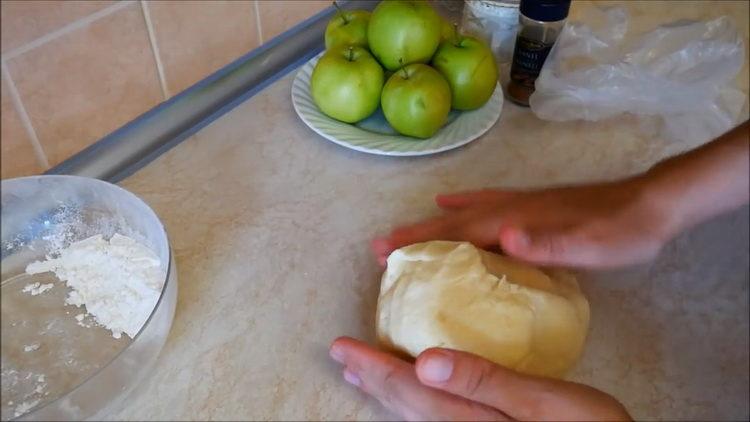 Impastare la pasta per cucinare