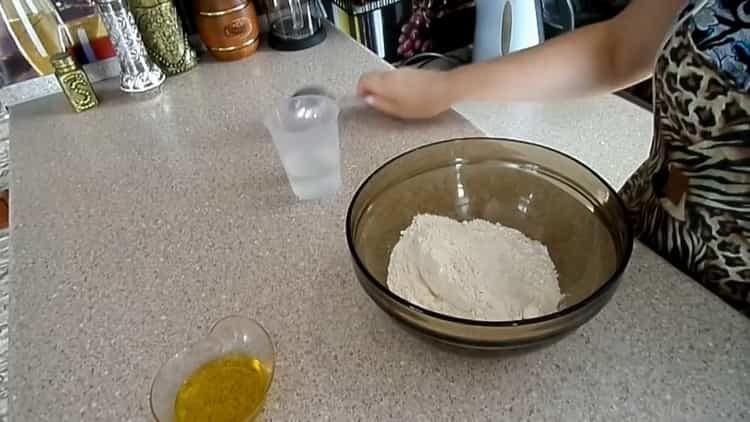 Prepara gli ingredienti per cucinare.