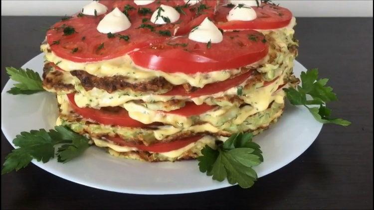 Dolce torta di zucchine con pomodori