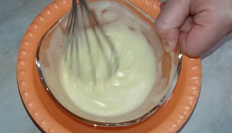 Per fare una torta, mescola gli ingredienti per la crema