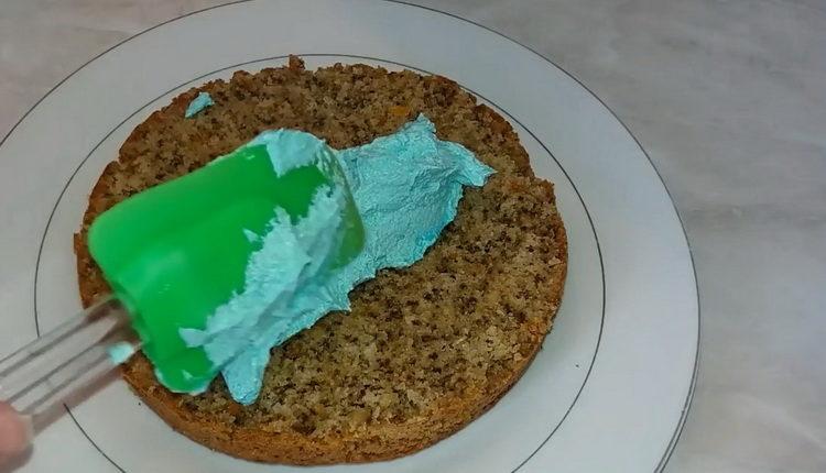 Per fare una torta, ungere la torta con la panna