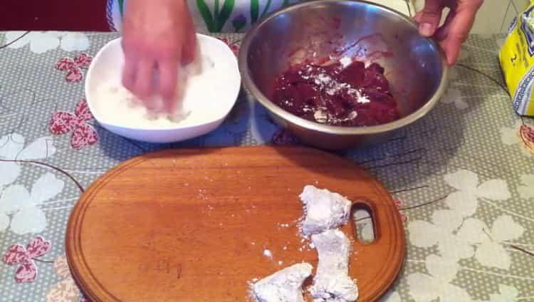 Prepara gli ingredienti per cucinare.