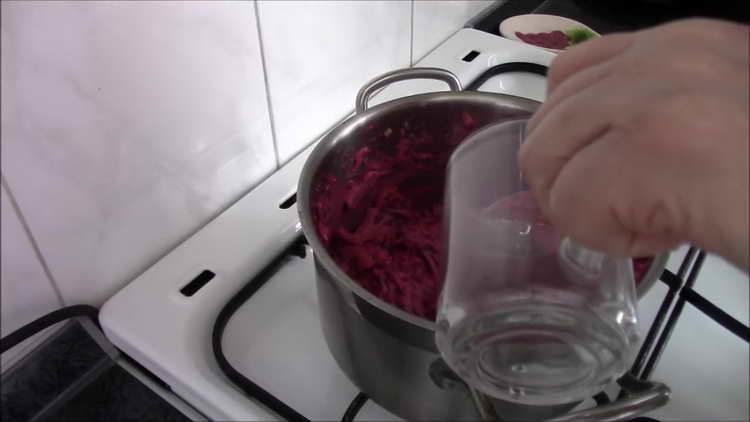 nilagang mga beets sa ilalim ng takip