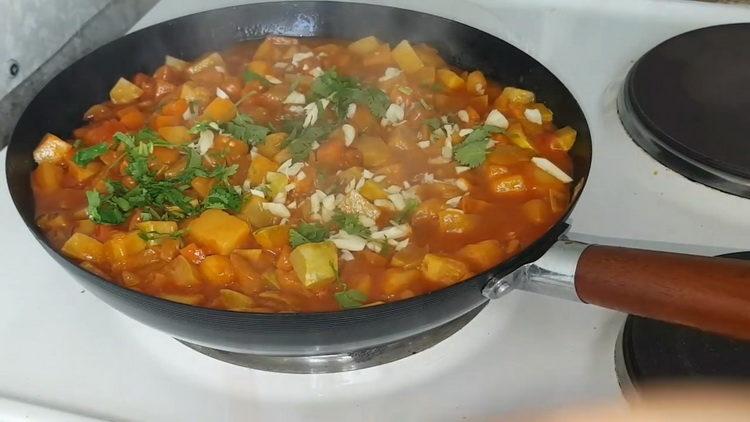 Delizioso stufato di melanzane in umido con verdure