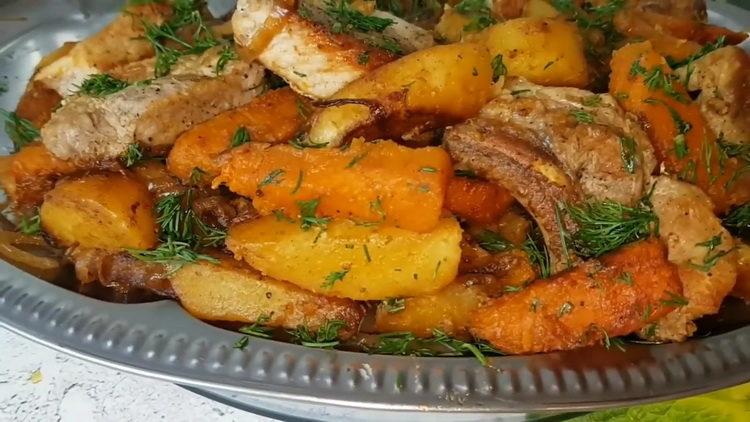 Zucca abbondante e gustosa con carne e patate - una ricetta semplice