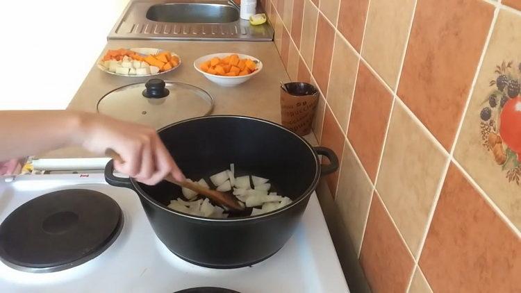 Prepara gli ingredienti per cucinare.