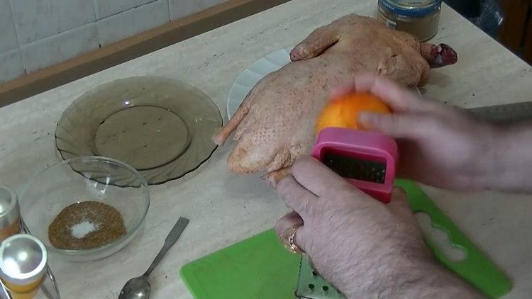 Prepara gli ingredienti per cucinare.