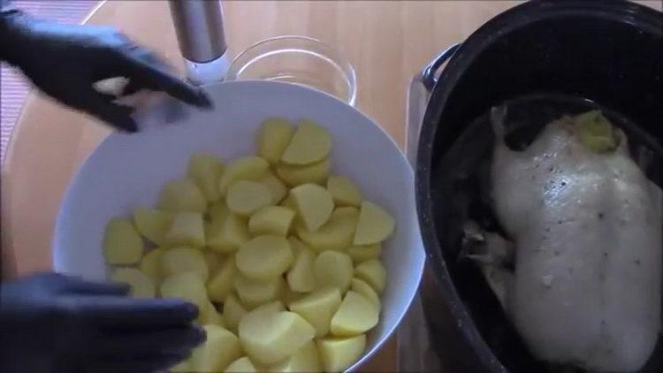 Per cucinare, tritare le patate