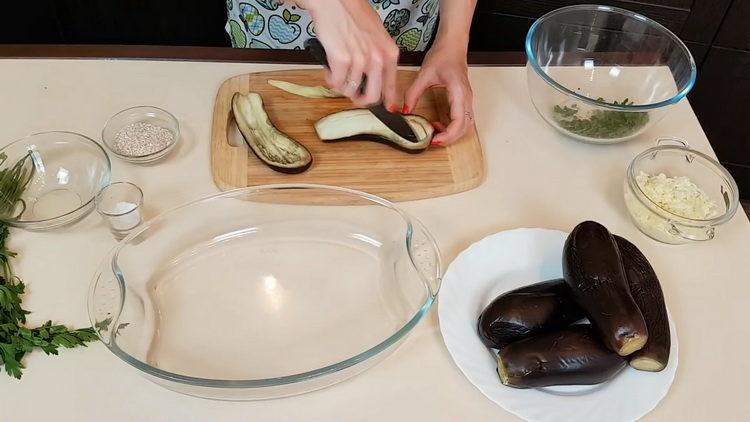 Preparare le melanzane per la cottura.