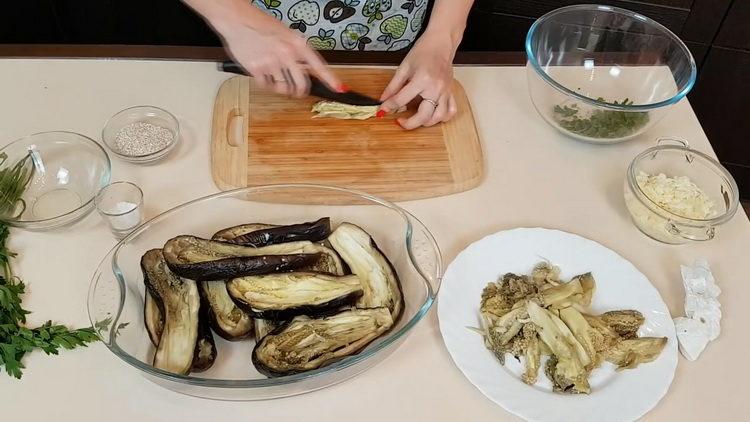 Per cucinare, tagliare le melanzane