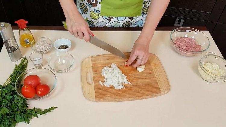 Prepara gli ingredienti per cucinare.