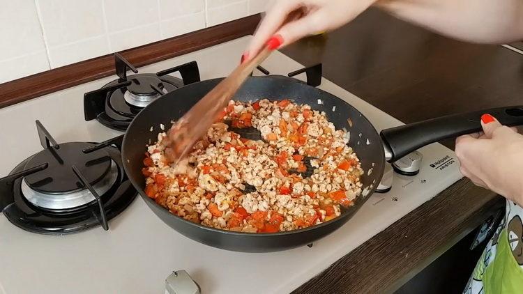 Mescola gli ingredienti per cucinare.