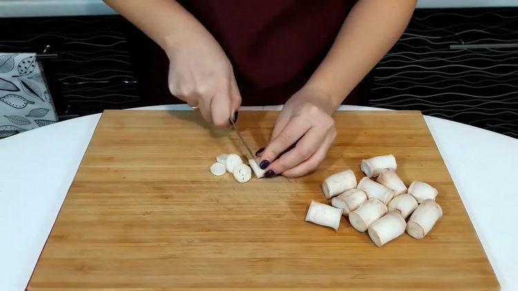 Prepara gli ingredienti per cucinare.