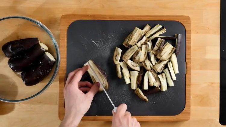 Per cucinare, tagliare le melanzane