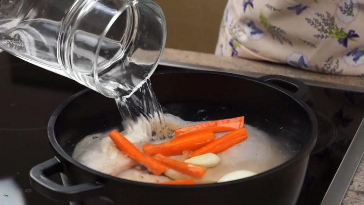 Prepara gli ingredienti per cucinare.