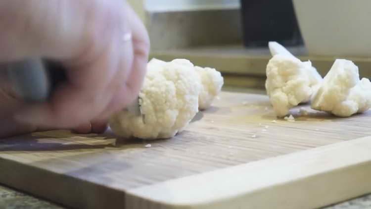 tagliare a metà le infiorescenze di cavolo