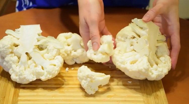 Prepara gli ingredienti per cucinare.