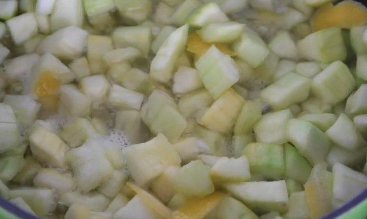 Prepara gli ingredienti per cucinare.