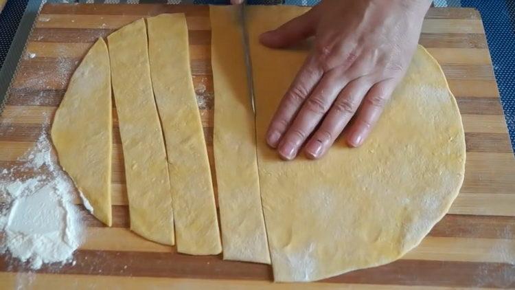 Per preparare il piatto, tagliare l'impasto