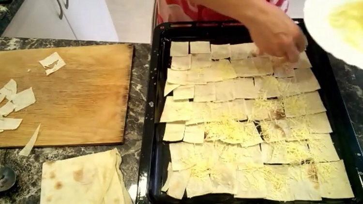 Grattugiare il formaggio per cucinare