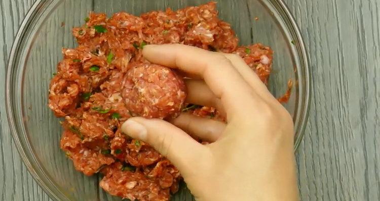 Metti la carne macinata in un cappello per preparare il piatto.