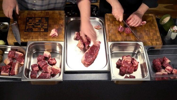 Prepara gli ingredienti per cucinare.