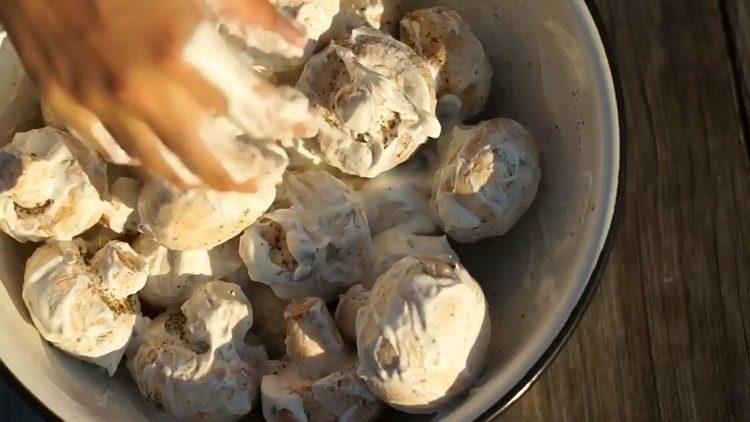 Preparare i funghi per cucinare.