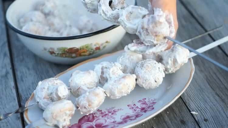 Stringi i funghi per cucinare