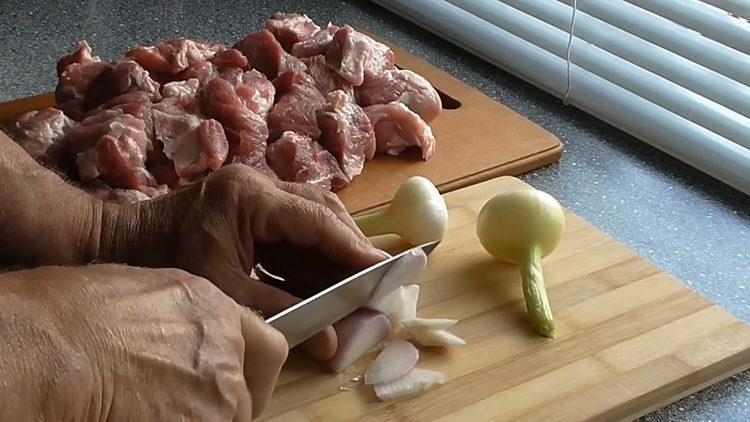 Prepara gli ingredienti per cucinare.