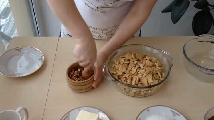 Prepara gli ingredienti per cucinare.