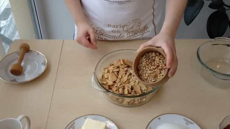 Mescola gli ingredienti per cucinare.